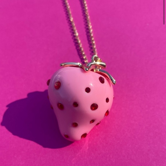 🍓 Betsey Johnson Strawberry Statement Necklace Pink Rhinestone w/ Red Gems NWT - Picture 3 of 10